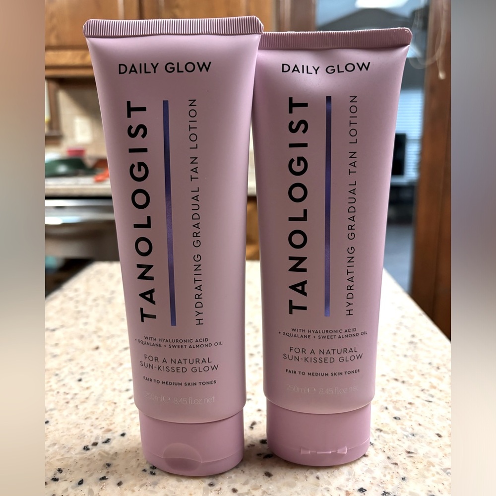 Tanologist daily glow hydrating gradual tan lotion in light medium shade